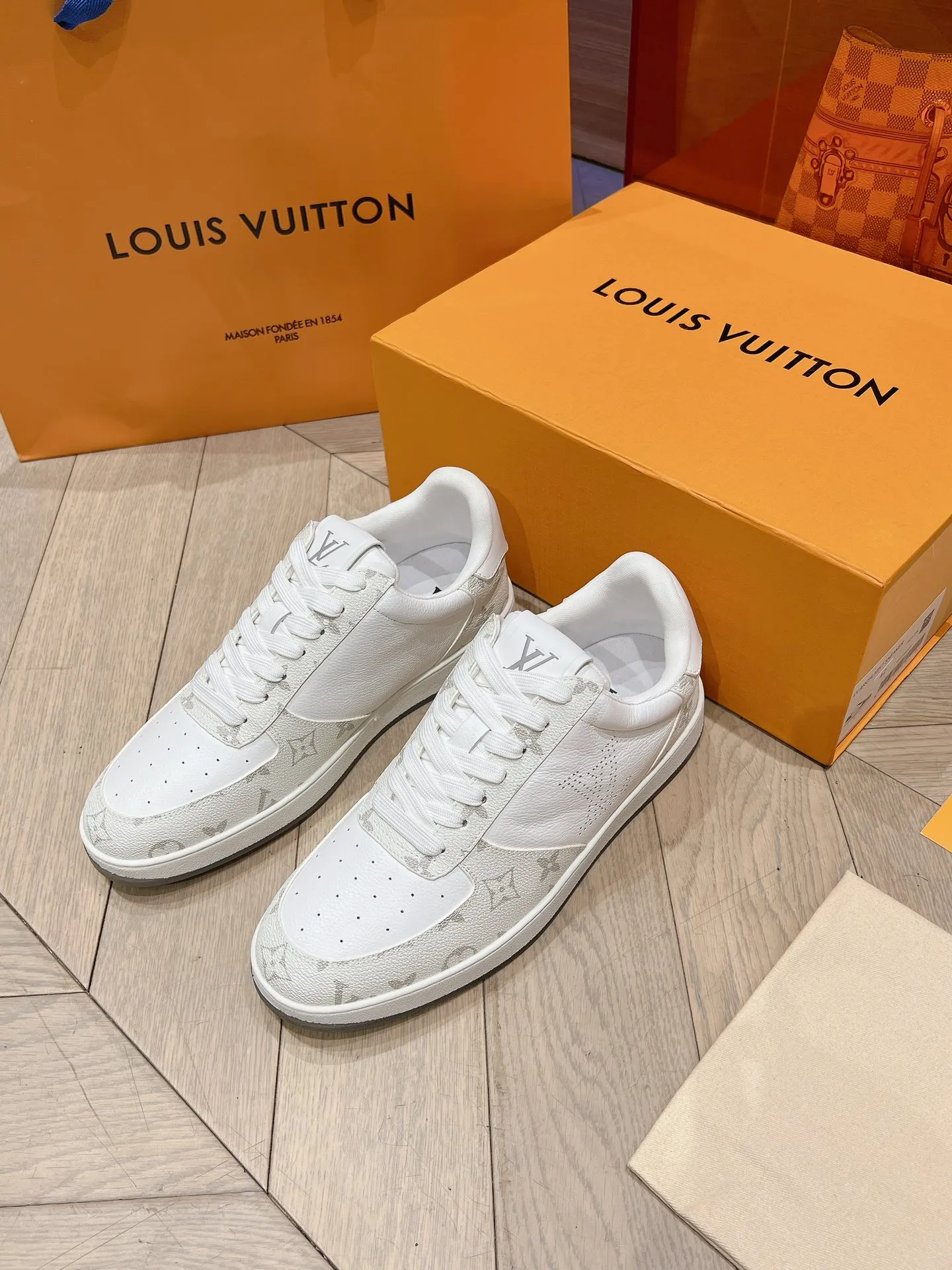 👟👟Ex-factory price 680👟👟 LV new white shoes men's letter series letter color matching pure cowhide 3D printed breathable holes men's casual business travel shoes👟full of comfort Size number: 39-45